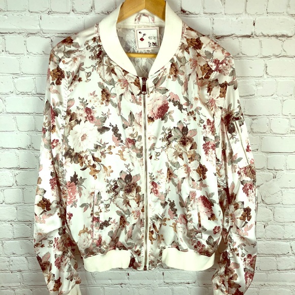 Jackets & Blazers - SOLD ⭐️Cream Floral Jacket in 1x⭐️